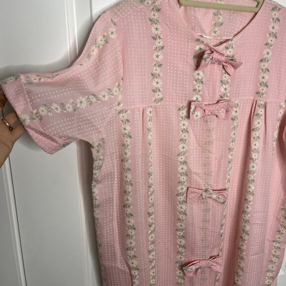 VTG 60s-70s Coat House Dress Women Large Pink White Daisies Robe Mrs Maisel - Picture 10 of 10